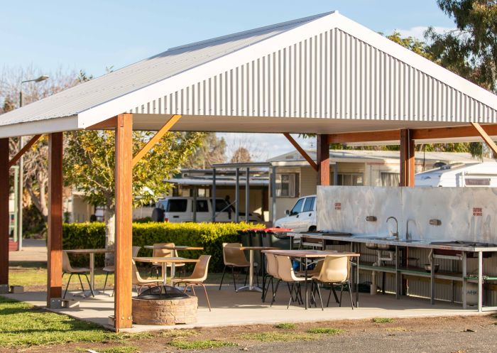 BBQ area with outdoor outdoor kitchen at Tamworth North Holiday Park, Tamworth