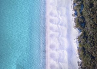 风景秀丽的海岸风光，展现南海岸杰维斯湾海姆斯海滩（Hyams Beach）的白色沙滩