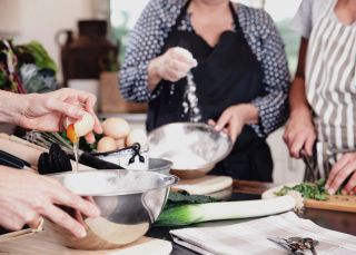 Ein wohltuendes, entspannendes und unterhaltsames Kocherlebnis auf der Bhavana Organic Farm und Kochschule in Brooklet, Byron Bay