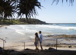 Ein Paar genießt einen Tag am Yamba Main Beach, Yamba