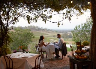 一對夫婦在 Mount View 的 Bistro Molines 享用美食和飲品