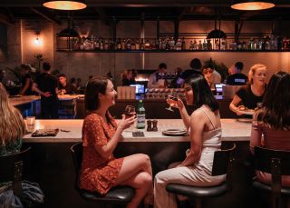 朋友們在紐卡素（Newcastle）西區的帕里街車庫享用美食和飲品