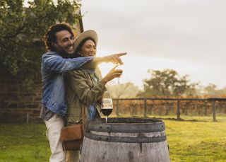 一對夫婦在馬奇（Mudgee)的De Beaurepaire 酒莊享用葡萄酒