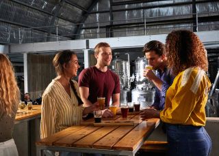 朋友們在波科賓（Pokolbin） Brewhouse 享用啤酒