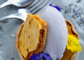 朋友們在沃加沃加的 Food I Am 餐廳一邊欣賞美景一邊享用豐盛的午餐