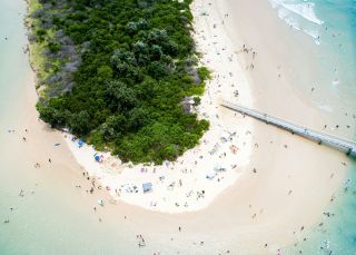 Luftaufnahme einer weißen Sanddüne mit Strandbesuchern, Killick Beach, Crescent Head – Foto: Piers Haskard