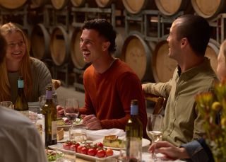 主廚在卡諾博拉斯 Borrodell葡萄園的 Sister's Rock 餐廳準備菜餚