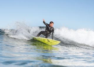 Surfer erwischt eine Welle, Surfen, Werri Beach