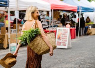 一家人正在參觀 Yamba 農貿市場和生產者市場，Yamba
