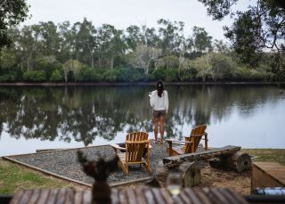 一家人在布魯斯海灘 (Blueys Beach) 散步，布魯斯海灘