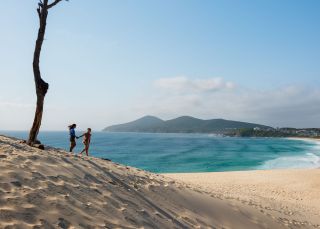 Malerische Aussicht vom Aussichtspunkt Bennetts Head Lookout am nördlichen Ende des One Mile Beach, Forster.