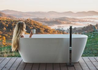 一位女士在位於馬奇（Mudgee)附近皮亞姆邦的 Sierra Escapes 酒店享受放鬆的沐浴，欣賞馬奇（Mudgee)鄉村的美景