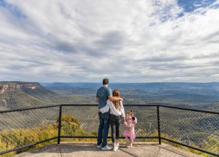 Family enjoys the Blue Mountains Explorer Bus, Katoomba