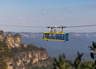 一對情侶在藍山卡頓巴（Katoomba）的空中纜車上享受冒險和壯麗景色。