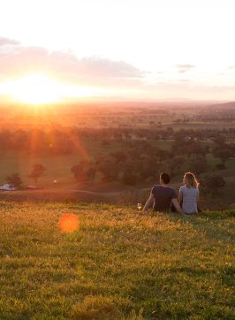 塔姆沃思，一对夫妇在日落时分享用一杯葡萄酒