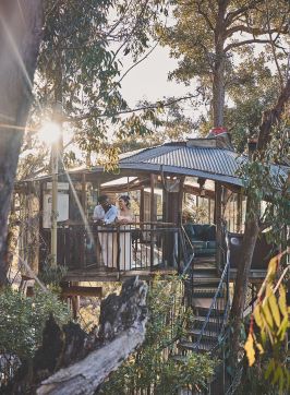 Ein Paar genießt die Aussicht von den Love Cabins in den Blue Mountains.