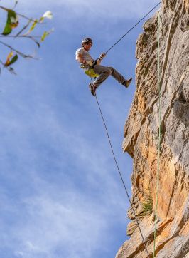 Mann seilt sich ab mit Wild Australian Adventures, Katoomba