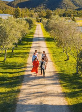 ハンターハンター・バレーのホープ・エステートでワインテイスティングを楽しむ友人たち