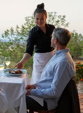 Kellner bedient ein Paar, Bistro Molines, Mount View