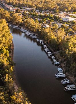 在麦考利湖（Lake Macquarie）划船 - 图片来源：CoastXP