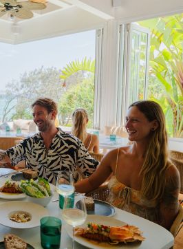 Group of friends eating, Raes Wategos, Byron Bay