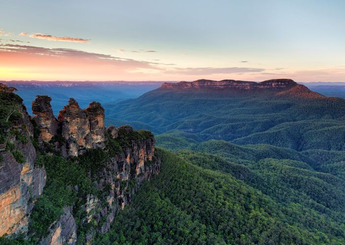 Sunrise over the Three Sisters and Mount Solitary in the Blue Mountains National Park, Katoomba.