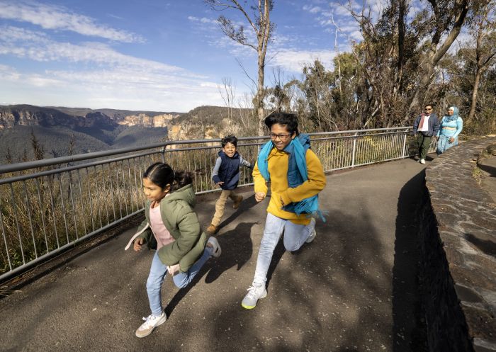 Family at Govetts Leap lookout in Blackheath - Katoomba - Blue Mountains