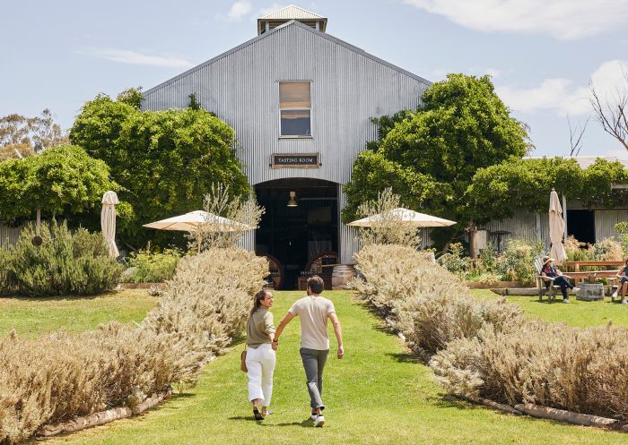 一對夫婦在 Lowe Wines 品酒室，Lowe Wines， 馬奇（Mudgee)