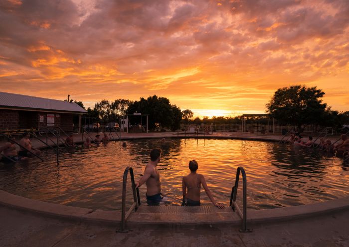 日落時分在閃電嶺(閃電山脊（Lightning Ridge） Ridge) 的閃電嶺深水浴場 (Lightning Ridge Bore Baths) 游泳