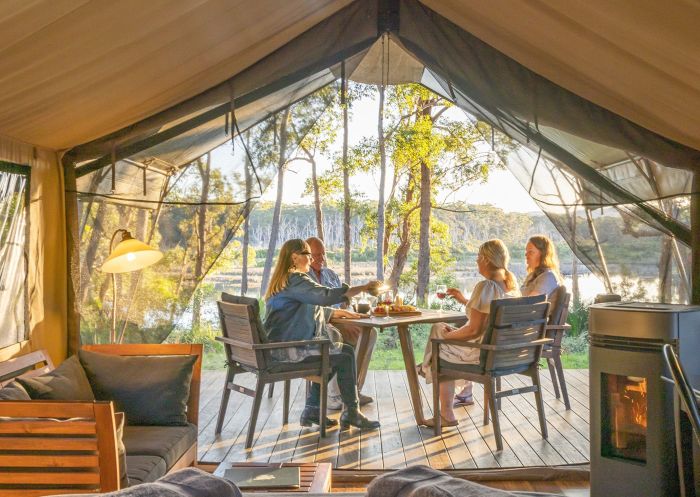 人们在卡拉鲁 Navigate Expeditions 的 Tanja Lagoon Camp 享受住宿