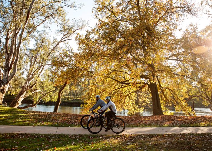 Radfahrer auf dem Uferweg im Noreuil Park, Albury