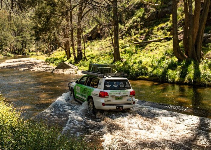 Geländewagenfahrt durch ein Bachbett mit Simmo's Off Road Tours, Bathurst