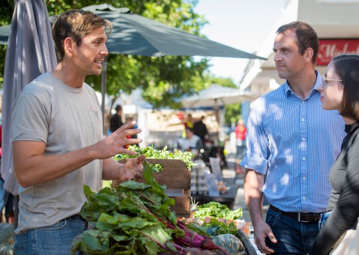 一对夫妇在梅特兰慢食地球市场与当地农民交谈
