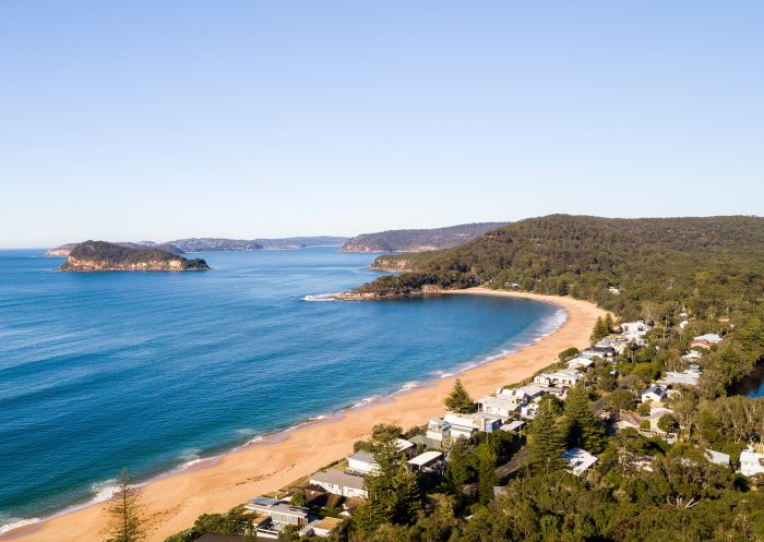 俯瞰中央海岸珍珠海滩的风景空中景观