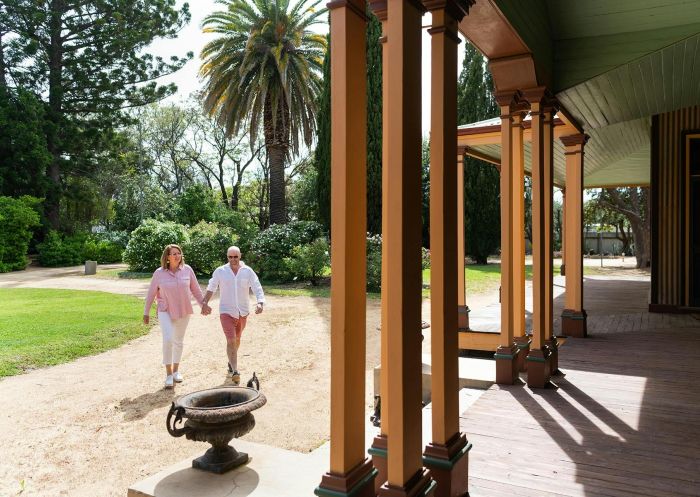 ヘイにあるビショップス・ロッジ歴史館とヘリテージ・ガーデンを散策するカップル