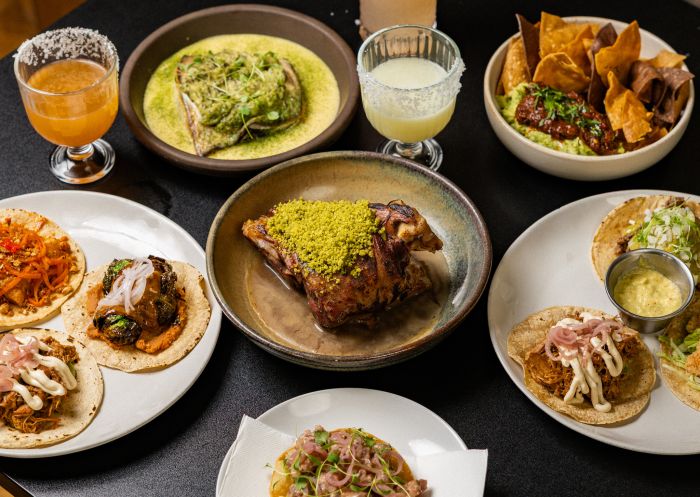 Table of food dishes, Bóveda, Thirroul - Credit Bóveda