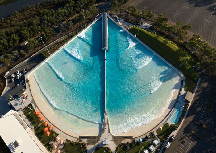 Luftaufnahme über dem Surfpark URBNSURF, Homebush