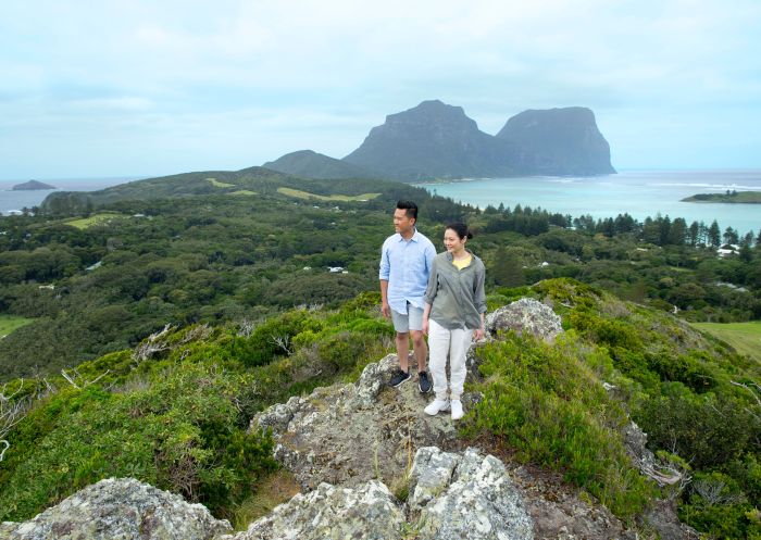 Couple a walking, Malabar Hill, Lord Howe Island