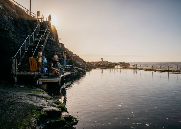 Junge Leute genießen ein Bad in Bogey Hole, Newcastle