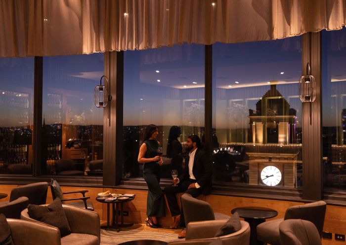 Ein Paar genießt ein Glas Wein in Rombergs Dachterrassenbar Crystalbrook Kingsley, Newcastle