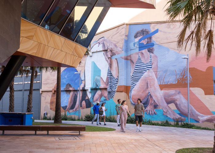 Freunde genießen Straßenkunst in Newcastle