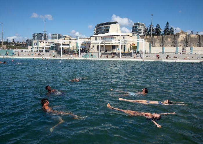  Freunde genießen ein Bad in den Newcastle Ocean Baths, Newcastle