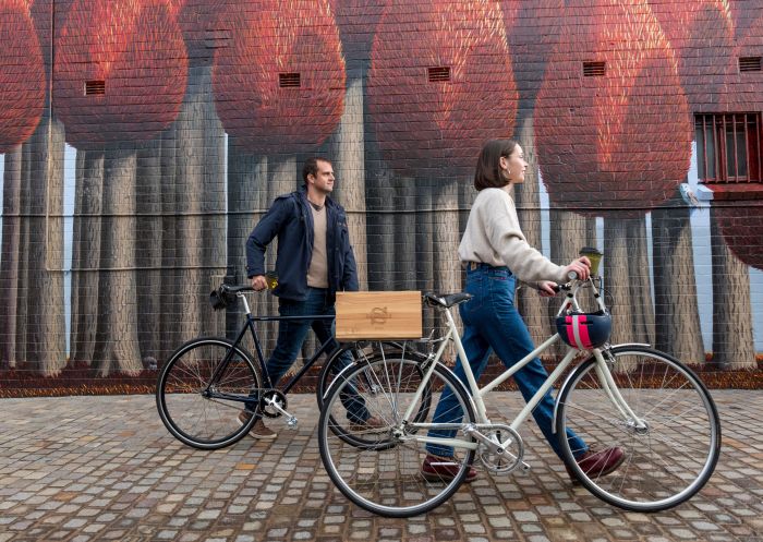 Wandgemälde von Patricia Van Lubeck, The Levee, Maitland