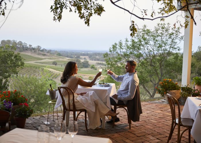 Ein Paar genießt Speisen und Getränke im Bistro Molines in Mount View, Hunter Valley