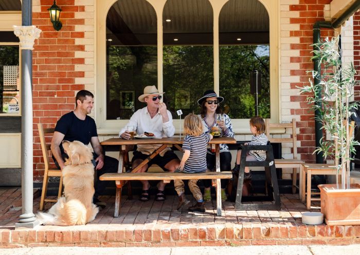 Familie auf der Veranda, The Rockley Pub, Rockley – Foto: Rockley Pub | Monique Lovick Photography