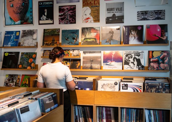 一位女士正在浏览库克斯山（Cooks Hill）的黑胶唱片——图片来源：Time Out