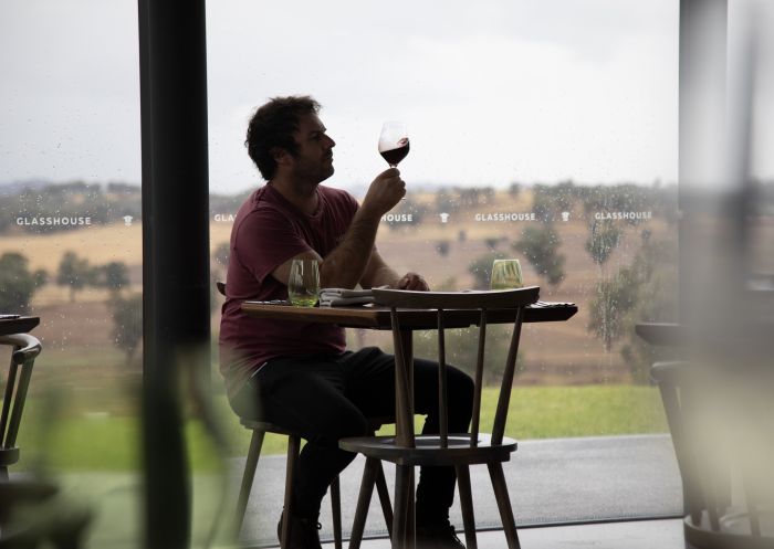 ワインを飲む男性、グヌー・グヌー駅、タムワース