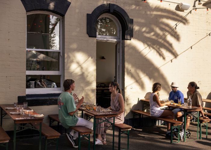 朋友们在纽卡素的斯科蒂餐厅享用美食和饮品