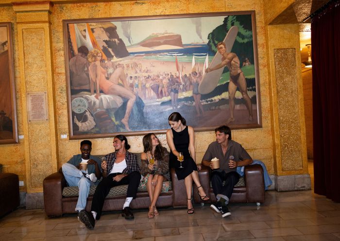 朋友们在纽卡素市政剧院观看演出