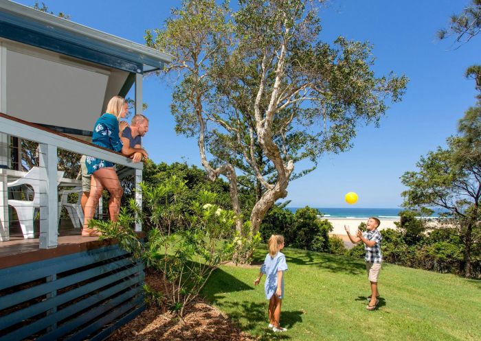 Familie in der Hütte, BIG4 Sawtell Beach Holiday Park, Sawtell – Foto: BIG4 Sawtell Beach Holiday Park